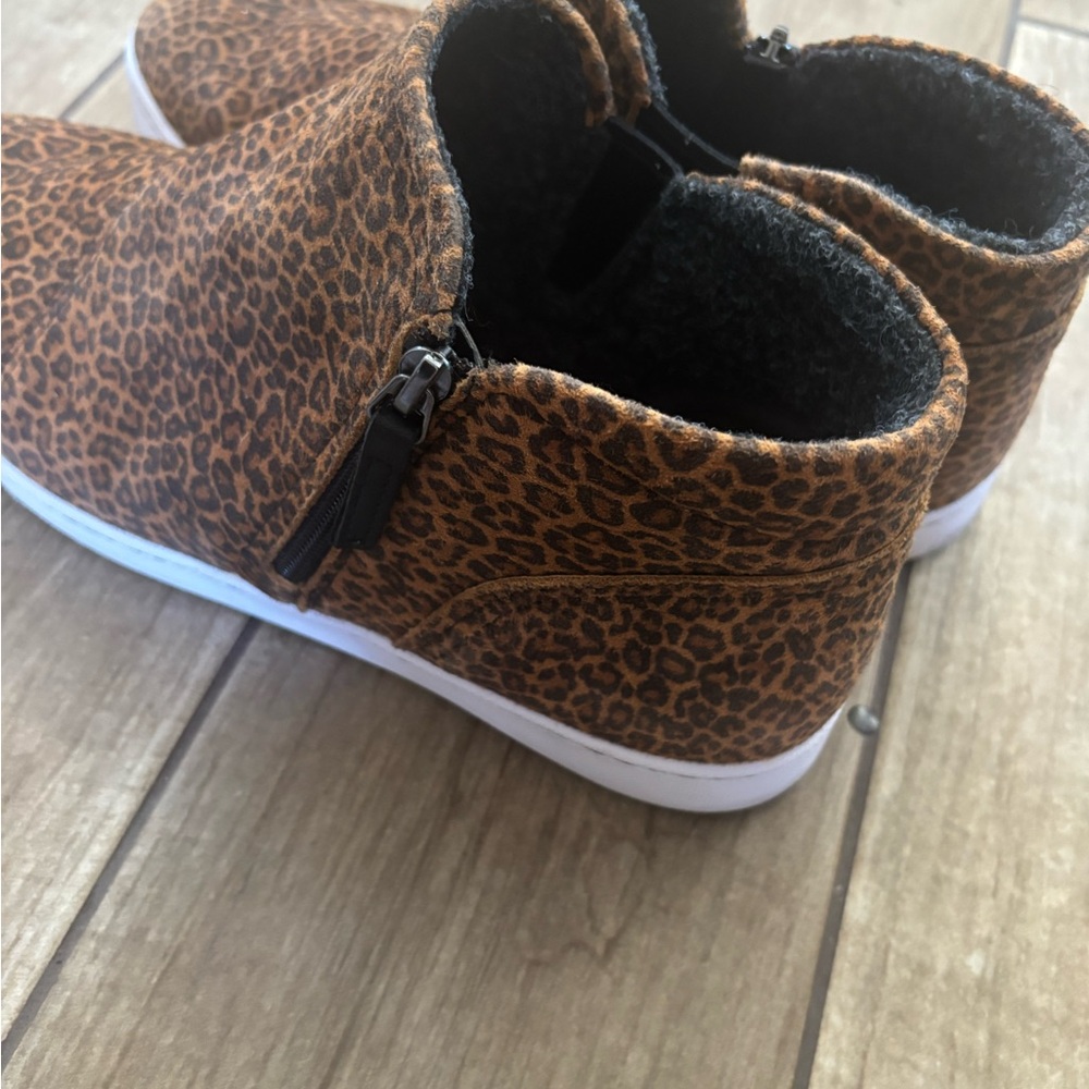 Clarks Women's Pawley Adwin Zipper Closure Walking Sneakers - Picture 4 of 9